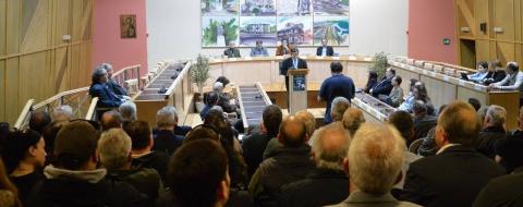 28.02.2016: Ο Γιάννης Γιαννάκενας των εκδόσεων «Πελασγός» χαιρέτησε την εκδήλωση στην κατάμεστη αίθουσα του Δημαρχείου Καλλιθέας.