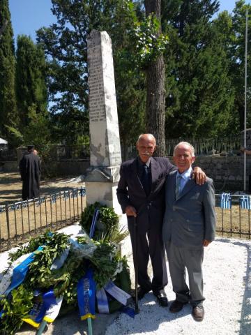 Οι κ. Φατσέας και κ. Θεοχάρης μετά την κατάθεση στεφάνων.