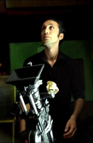 Ο Ρένος Χαραλαμπίδης σκηνοθετώντας τα «Φθηνά Τσιγάρα».