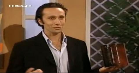 «Κάτι τρέχει με τους δίπλα»: Η καλύτερη σάτιρα του ελληνικού κινηματογράφου.