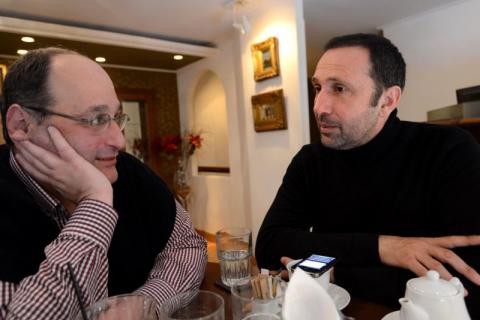 Ο Ρένος Χαραλαμπίδης με τον καλλιτεχνικό συντάκτη Γιώργο Πισσαλίδη.