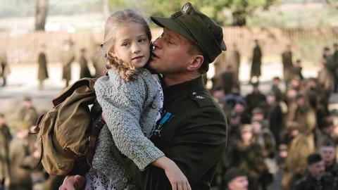 Ο Αντρέι αποχαιρετώντας την οικογένειά του.