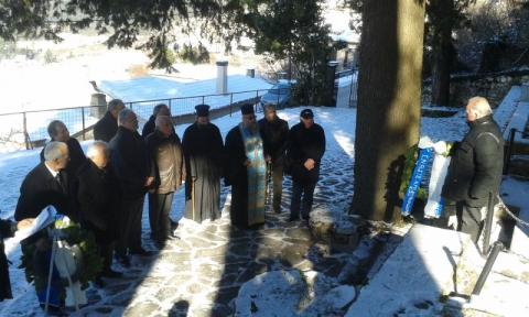 08.01.2017: Ο κ. Θεοχάρης πριν την κατάθεση του στεφάνου.