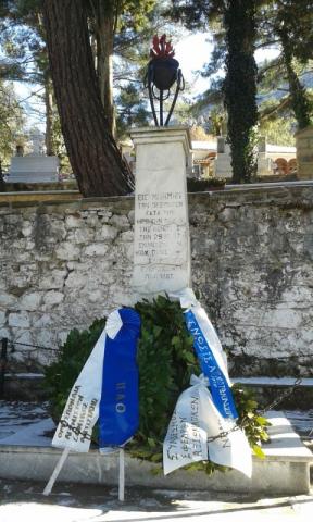 08.01.2017: Τα δάφνινα στεφάνια μετά την λήξη της κατάθεσης στο μνημείο.