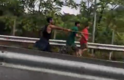 Λαθρομετανάστες επιτίθενται σε οδηγούς στην Εθνική Οδό Αθηνών-Λαμίας