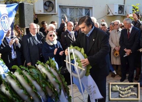06.12.2015: Ο Γιάννης Γιαννάκενας καταθέτει στεφάνι εκ μέρους της Εθνικής Αντιστασιακής Οργάνωσης «Χ».