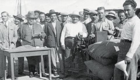 Ρωσικά σιτηρά ζυγίζονται στο λιμάνι του Ναυπλίου υπό τον έλεγχο του πρωθυπουργού Ιωάννη Μεταξά.