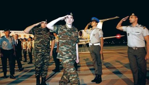 Ο Άγγελος Μητρετώδης και ο Δημήτρης Κούκλατζης κατά την υποδοχή τους με άγημα μετά την απελευθέρωσή τους από την Τουρκία.