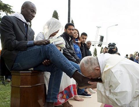 Ο πάπας Φραγκίσκος φιλάει τα πόδια Αφρικανών και Ασιατών μεταναστών.