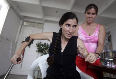 Η θαρραλέα Σάντσες με πατερίτσες, μετά τον ξυλοδαρμό της από τις μυστικές υπηρεσίες.