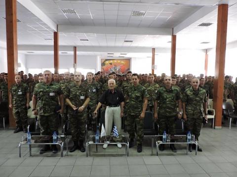 Ο Παναγιώτης Σταυρουλόπουλος, στο κέντρο, με ΕΛΔΥΚάριους, σε αναμνηστική φωτογραφία έπειτα από ομιλία του για την επική μάχη του ‘74.