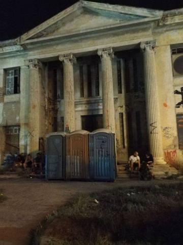 Το ρημαδιό αυτό δεν είναι ακατοίκητο. Υποτίθεται ότι στεγάζει την ... Ανωτάτη Σχολή Καλών Τεχνών (στην οδό Πειραιώς).