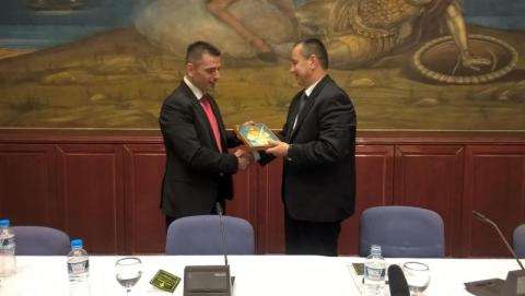 19.03.2016: Ο συγγραφέας επιλοχίας (ΠΖ) Ανδρέας Ζαπουνίδης προσφέρει την εικόνα του Χριστού στον επίτιμο αρχηγό ΓΕΣ στρατηγό Χρήστο Μανωλά.