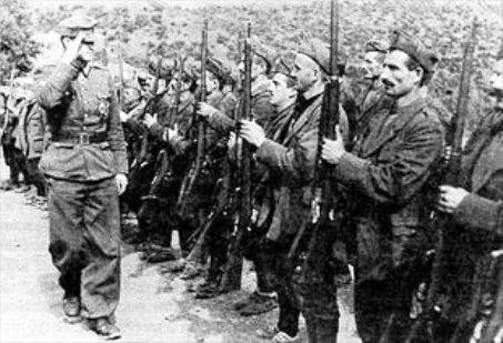 Μονάδα Τσάμηδων παρουσιάζει όπλα σε Γερμανό αξιωματικό κατά την διάρκεια της Κατοχής.