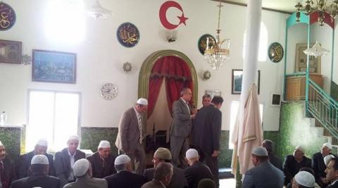 Εικόνα από το εσωτερικό του τζαμιού όπου βρέθηκαν τα όπλα. Η τουρκική ημισέληνος με το αστέρι δεσπόζει.